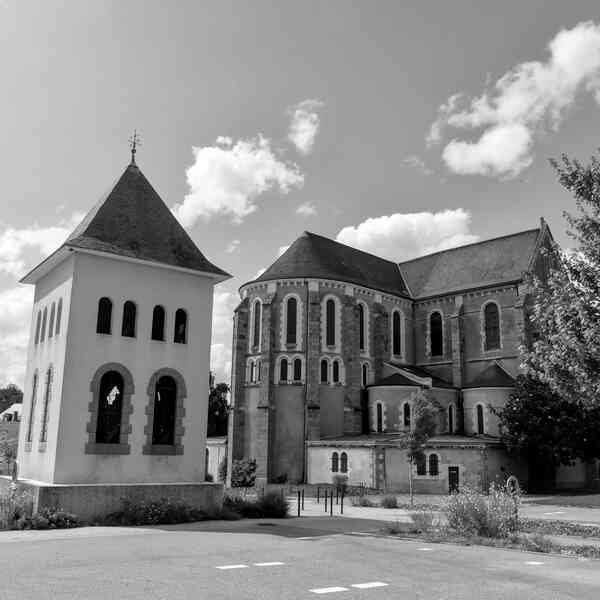 Le campanile posé par terre de Cossé-Le-Vivien